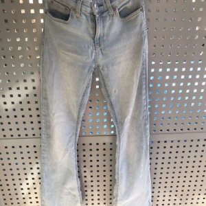 Jeans - säljer mina ljusblåa lågmidjade jeans