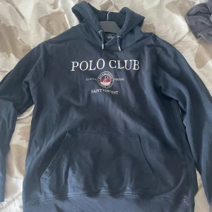 polo club hoodie - En fin marinblå hoodie i storlek L och den är i bra skick 💕