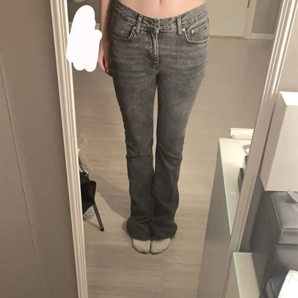 fina gina tricot lowwaisted flare jeans. lite sönder längst ner vid fötterna som syns i bilden men annars är dom bra . Jeans & Byxor.