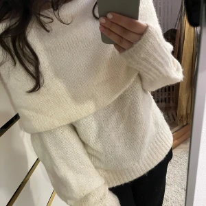 Off-Shoulder tröja - Stickad Off Shoulder Tröja i Krämig Vit. Använd få gånger. Köpt för 300kr på HM. Säljs inte längre. Super mysig💕