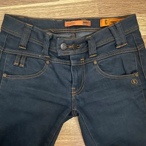 Lågmdijade y2k jeans  - Älskar dessa såå mke, är dock lit för stora, jättesnygga jeans från object kollektion som är lågmidjade 