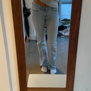 Ljusblå jeans - Ett par jättefina lösa ljusblå jeans från ginatricot💗långa i benen!!