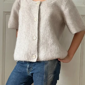 Cos kofta - Säljer nu min cos kofta som är i jätte bra skick! Storlek L men sitter mera som en S/M passar mig fint som bär XS💓 bild lånad av @ZSELLOUTZ❤️