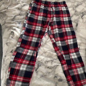 Pyjamas byxor - Jätte fina röda pyjamas byxor ifrån Cubus🩷 storlek 158/164 lite trasigt där man knyter men det är ingenting man tänker på eftersom de e soppas litet🩷 