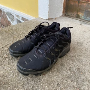 Vapermax plus svarta  - Svarta vapermax plus herr.  Skorna är i sådär skick men dom går att ha på sig och de går att gå i dom. 