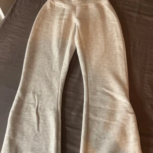 Mjukis byxor - Byxorna är super sköna och sitter ungefär som yoga pants. Använda 2 gånger!💕