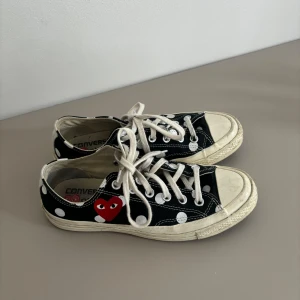 Comme Des Garcon Converse - Säljer mina Comme Des Garcon Play x Converse skor med prickar på. Använda men ändå i bra skick. Nypris runt 1700 men säljer för 400kr🥰