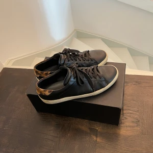 Saint laurent sl/06 sneakers - Hej, säljer nu mina gamla saint laurent sl/06 skorna. De är i bra skick som ni kan se på bilderna.   Har ni övriga frågor eller funderingar eller något liknande får ni jättegärna höra av er, OBS boxen på bilden ingår ej 