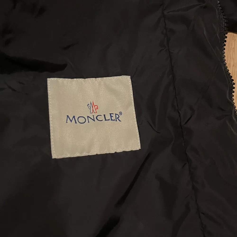 Hej säljer nu min Moncler Windbreaker eftersom jag inte har något behov utav den längre. Jackan är i perfekt skick utan några slags defekter. Pris går att diskutera ❗️❗️❗️. Jackor.