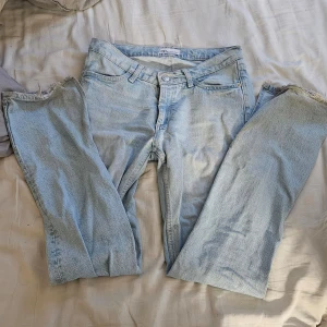 Jeans ifrån zara - Fina jeans, lite slitna i slutet. 