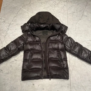 Massimo Dutti jacka - Säljer denna super snygga och populära Massimo Dutti jackan i en super fin mörkgrön! Så perfekt till höst och vinter!! Använd men ändå i fint skick!!! Hör av dig om du vill ha fler bilder eller annan info!