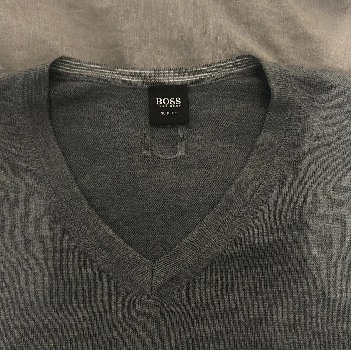Grå tröja med v-ringning - 93