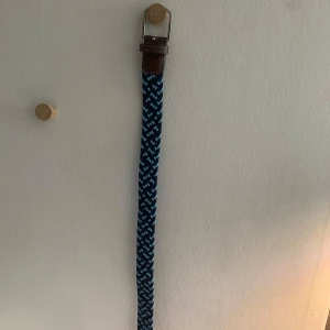 Flätat bälte, John Henric - Blått flätat bälte från John Henric 200 kr