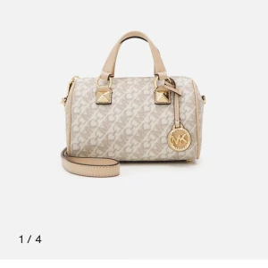 Michael kors väska - Äkta Michael kors väska, köpt på zalando för 2800 kr. Nästan helt ny använd fåtal gånger.  