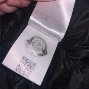 Moncler Agay - Säljes då den nu är för liten. Fint skick, litet pinhole på ena axeln, men inget man tänker på. Fås med original Tags samt en box från MyTheresa