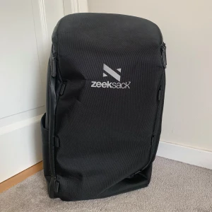 Zeeksack ryggsäck  - Säljer min pappas helt nya Zeeksack ryggsäck då han köpte en annan. Ryggsäcken har massa fack, rymmer 30 L och är väldigt praktisk. Nypriset är 1599 kr på deras hemsida (gå in på deras hemsida för att läsa mer) väskan passar även unisex