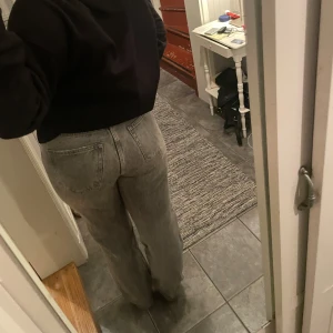 Gråa stentvättade jeans -Gina tricot - Skitsnygga gråa jeans som är straight. Dem här är så snygga och väldigt sköna, säljer pga jag bara haft på mig dem 3 ggr då dem inte riktigt är min stil. Perfekt längd för mig som är 173 cm, och passar till allt😍 