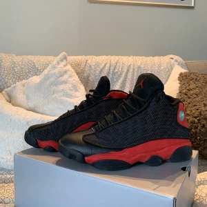 Jordan 13 Breds us 10 storlek 44 - Jordan 13 Breds storlek 44 US10, använda men väldigt bra skick! Cloudy cat eye men det händer på alla av dessa skorna, går enkelt att fixa med en hårfön 👍🏼
