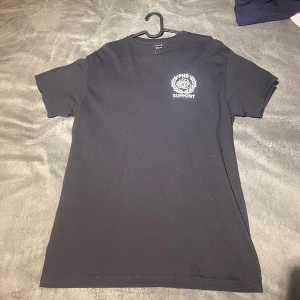 PHS23 tshirt - Skicket på T-shirten är 10-10  Använd fåtal gånger  Säljer pågrund av att den är för liten. Äkta phs23 tröja!!!!