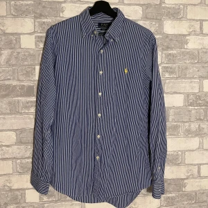 Ralph Lauren Skjorta - Tvärsnygg Ralph Lauren skjorta endast använd ett fåtal gånger. Strlk M. Nypris:1200kr. Vid funderingar skriv pm. Allt gott, mvh