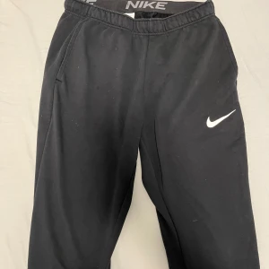 Nike training sweatpants - Säljer nu dessa sweatpants som är för små till mig. Det ena snöret är förstört men fungerar fortfarande som den ska.   Skick: 7/10 Storlek: L men passar även M