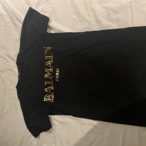 Balmain tröja  - Väldigt bra skick använd 5-10 gånger. Storlek S men passar även M.  Tajt i storlek! 