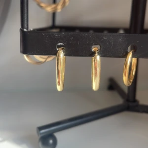 Guldörhängen  - Fina guldörhängen använda några gånger rostfria 💛