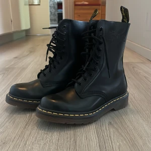 Dr martens 1490 - Ett par inprincip oanvända dr martens 1490! Säljer då de aldrig kommer till användning och är för stora för mig. Nypris: 1700-2500kr, säljer för 700kr 
