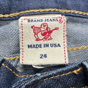 True Religion jeans - jag säljer nu mina riktigt fina true religion jeans då de tyvärr har blivit för små… Inga skador eller hål. skick 10/10. hör gärna av dig vid minsta intresse. kan tänka mig att sänka priset vid snabb affär