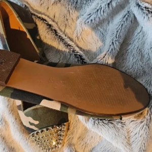 Ballerina skor med nitar - Militärfärg med guldiga nitar