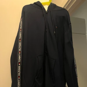 tommy hilfiger hoodie HELT NY utan prislapp - säljer åt min bror. med dragkedja och luva. se detaljer på andra bilderna. helt ny utan prislapp. sista bilden är för att visa färgen bättre med något svart i jämförelse 