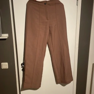 Kostymbyxor  - Snygga kostymbyxor som inte kommer till andvädning, jätte bra skit 9 av 10 knappt använda