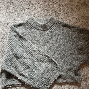 Grå stickad tröja  - Stickad tröja från Gina tricot. Supermysig och perfekt till vintern, säljer då den ej kommer till användning längre.💕