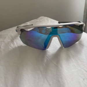 Coola sportglasögon - Skitsnygga brillor som tyvärr inte kommer till användning. Liknande till Oakley men ej äkta därav pris. Najs ljus och passform iaf