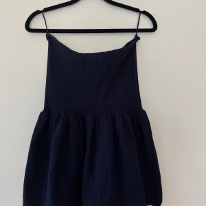 Mörkblå offshoulder topp zara - Snygg off shoulder topp från zara i nyskick! Passar till mycket! 