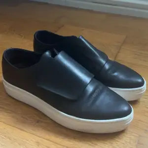 Jag säljer dessa snygga svarta sneakers från vagabond. 🖤🖤 Har används några gånger men fortfarande i bra skick!