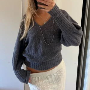 Stickad tröja - Så mysig tröja i lila/grå färg💜💜 ull/mohair