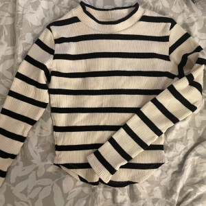 Randig tröja  - Superfin randig långärmad tröja från Gina tricot i storlek S. Nyskick, endast provad! 💗