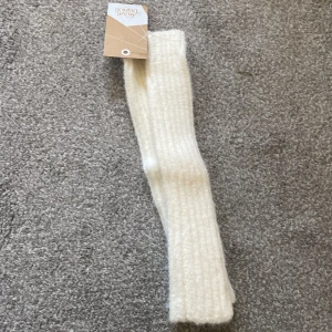 Benvärmare för konståkning  -  Vita mjuka och fluffiga benvärmare helt nya aldrig använda lappen fortfarande på