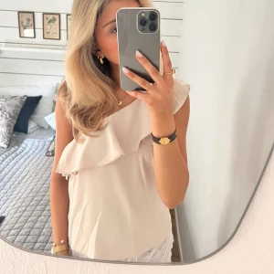 Volang topp - Superfin oneshoulder topp med volang 