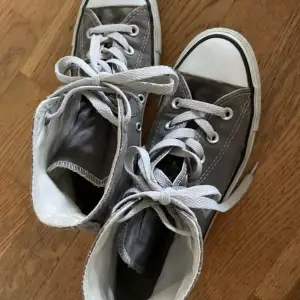 gråbruna converse i storlek 38, finns tecken på använding som syns i bifogade bilder 💕Jättefina nu till hösten! 🍂 