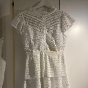 By malina klänning  - Klänning från by malina, nypris 2000kr, är en fläck på vänster framsida under bröstet men bör gå att få bort efter en rejäl tvätt. Hög krage och öppen rygg. 