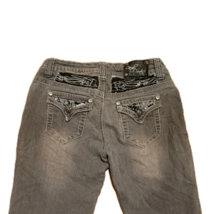 Vintage Candy Couture Jeans - Vintage Candy Couture Jeans! Dom är stretchiga och måtten är: Midja 39 cm Längd 105 cm Tveka inte att skriva vid ytterligare frågor!⭐️