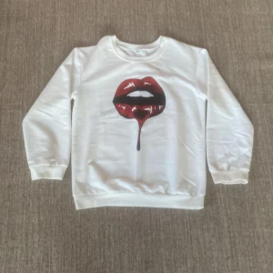 Preppy hoodie läpp tryck  - Jätte fin Shein tröja, med ett rött läpp tryck jätte fint skick❤️❤️