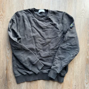 Stine island 12år - Svart Stone island tröja Stl156 Fint skick  Lite sliten på arm muddarna 