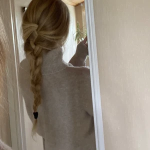 Stickad polotröja - Säljer denna superfina stickade tröja med hög hals från HM. Den är helt ny, aldrig använd och passar perfekt nu till hösten🍂💞 Nypris är 299, det är bara att skriva om du har någon fråga💕