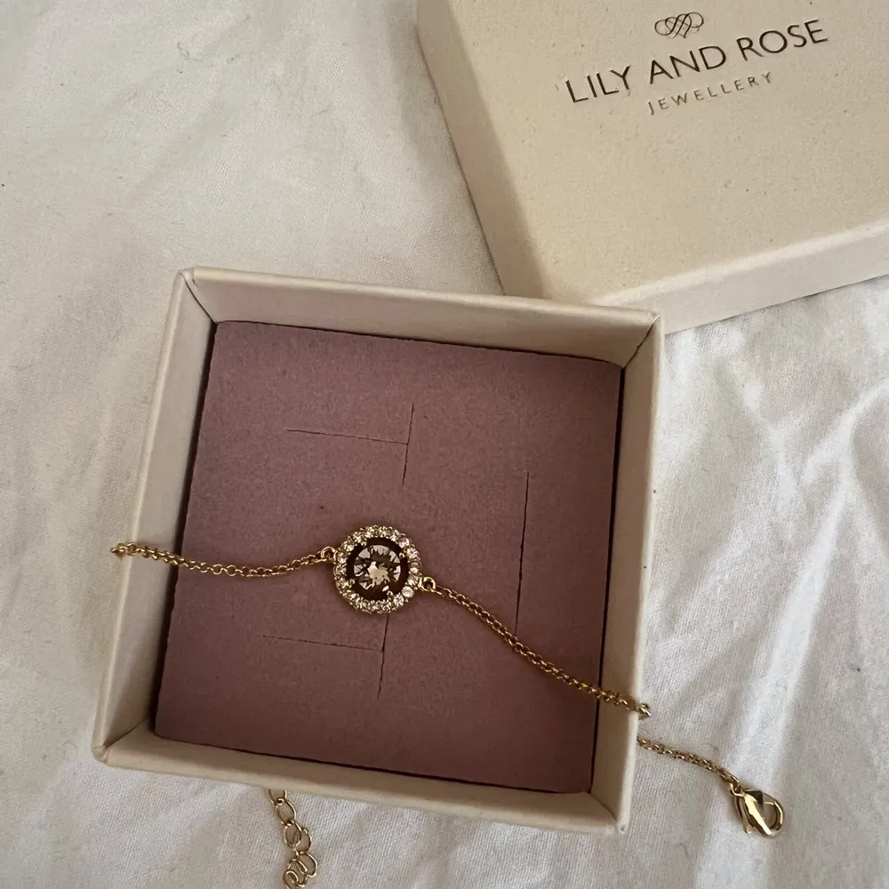 Helt nytt guldigt Lily and Rose armband med förpackning. Nypris: 499. Skriv vid frågor eller intresse🩷🩷. Accessoarer.