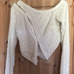 Toppar  - Vit topp med hål detaljer. Storlek XS men har en passform som passar S-M också