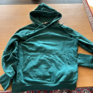 Grön hoodie - Weekday - M  - Grön hoodie från weekday med normal passform. Färgen överensstämmer med bilden. Storlek M. 