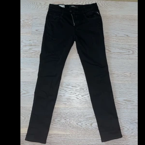 Replay jeans - Säljer dessa replay anbass jeans. Personen på bilden är 180cm, köpta på Johnells för 1800kr! Skick 9/10
